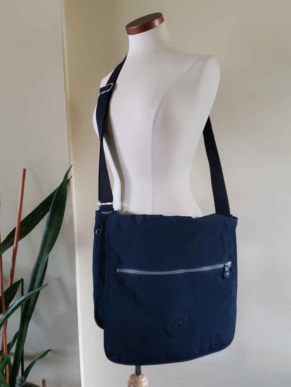 KIPLING MADHOUSE Shoulder Messenger Bag - Navy ( Like NEW) *Missing Gorilla